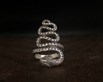 Oxiderad sterlingsilverring med orm och etsning