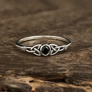 Small Celtic Trinity Ring with Onyx // 925 Sterling Silver // Sizes 4 to 10 // Ring for Women