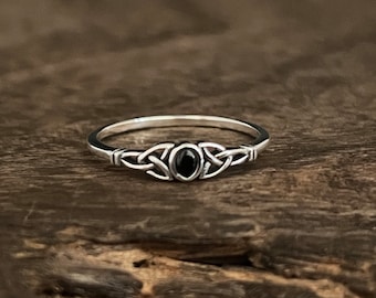 Small Celtic Trinity Ring with Onyx // 925 Sterling Silver // Sizes 4 to 10