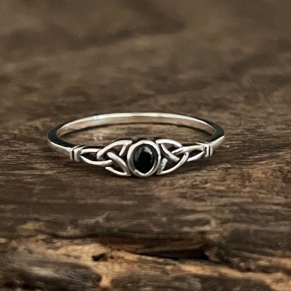 Small Celtic Trinity Ring with Onyx // 925 Sterling Silver // Sizes 4 to 10