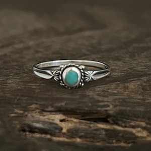 Small Western Ring with Turquoise // 925 Sterling Silver // Sizes 5 to 10