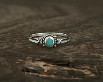 Small Western Ring with Turquoise // 925 Sterling Silver // Sizes 5 to 10
