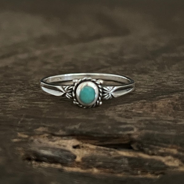 Small Western Ring with Turquoise // 925 Sterling Silver // Sizes 5 to 10