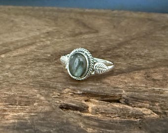 Western Leaf Ring with Labradorite // 925 Sterling Silver // Sizes 5 to 9