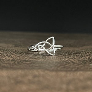 Thin Triquetra Celtic Ring // 925 Sterling Silver // Women’s Celtic Ring