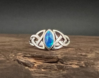 Keltischer Opal Ring // 925 Sterling Silber // Größen 5 bis 10 // Keltischer Triquetra Ring mit Opal