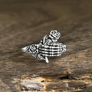 Anillo de plata de ley oxidada con forma de rosa y esqueleto
