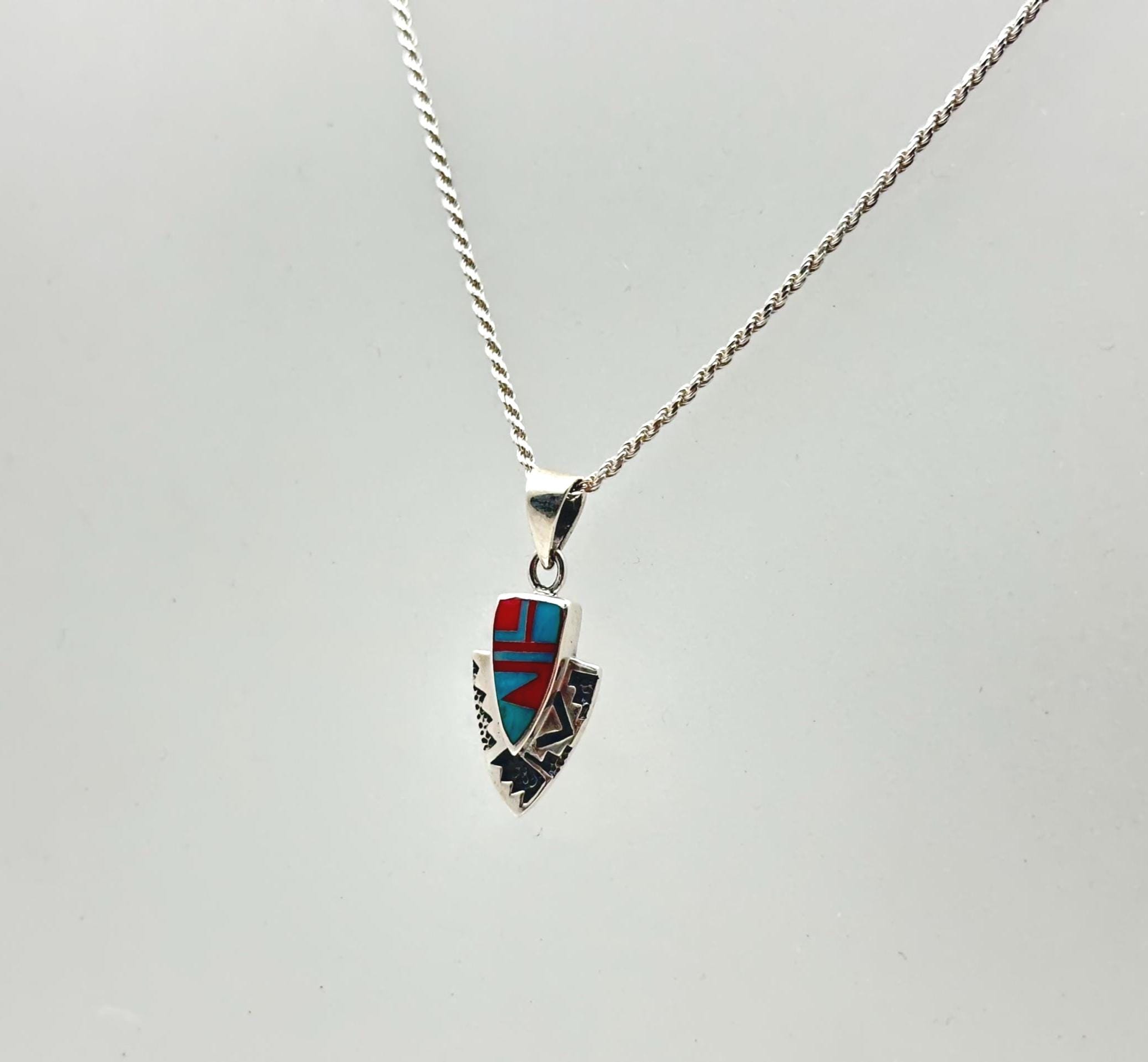 ターコイズとコーラルの象嵌が施されたウエスタンアローヘッド