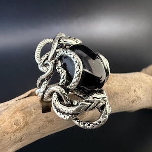 Ormnäste-amulettring med onyx, storlek 7, gotisk ring