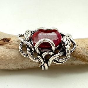 Ormnäste-amulettring med rubin, storlek 7, gotisk ring