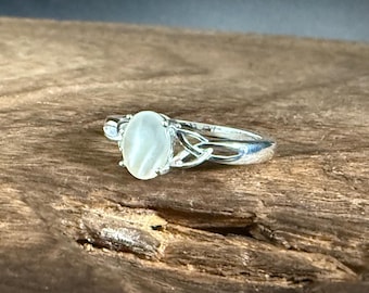 Celtic Mother of Pearl Ring with Trinity Setting // 925 Sterling Silver // Sizes 4 to 12