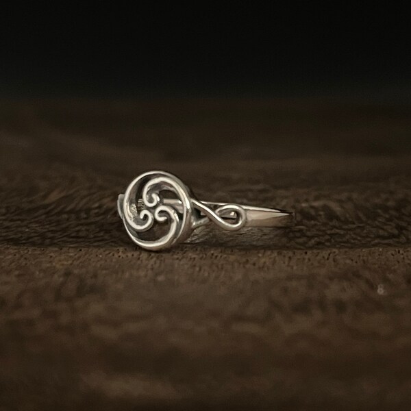 Triquetra Celtic Silver Ring // 925 Sterling Silver // Celtic Ring