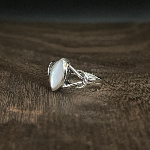 Mother of Pearl Celtic Ring // 925 Sterling Silver // Knot Setting // Silver Celtic Ring