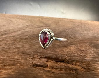 Western Garnet Ring // 925 Sterling Silver // Sizes 5 to 10