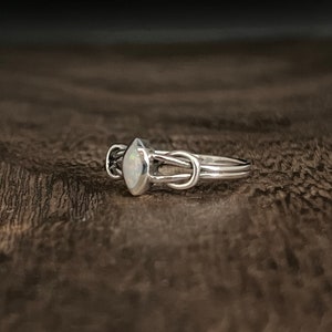 Silver Opal Eternity-ring // 925 sterlingzilver // Geoxideerd // Maten 5 t/m 10 // Ring voor dames