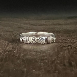 Claddagh Band Ring - 925 Sterling Silver -- Sizes 5 to 10