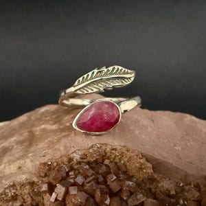 Anello bypass a forma di piuma con rubino // Argento sterling 925 // Taglie dalla 6 alla 9