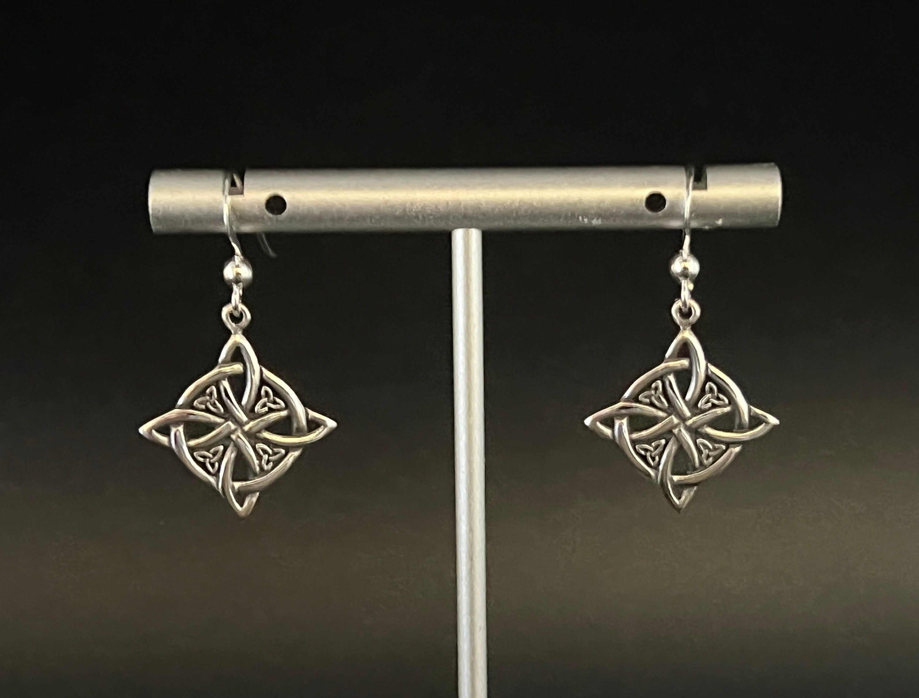 Boucles D’oreilles Nœud Celtique – Bijou Minimaliste Porte-bonheur, Cadeau Saint-Valentin Pour Femme Ou Fille