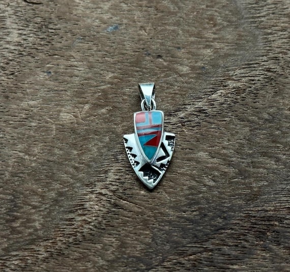 ターコイズとコーラルの象嵌が施されたウエスタンアローヘッド