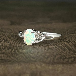Celtic Opal Ring // 925 Sterling Silver // Trinity Design Opal Ring // Celtic Jewelry