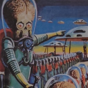 Puede incluir: Ilustración retro titulada "The Invasion Begins" que representa una figura marciana señalando platillos volantes y un ejército de extraterrestres. La obra de arte está enmarcada en una caja de madera.