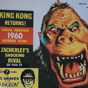 以下が含まれることがあります： 「Famous Monsters of Filmland」のヴィンテージ雑誌の表紙で、キングコングの大きなイラストが描かれています。表紙には「King Kong Returns!」や「1960 Horror Films」などのテキストが含まれています。木製のフレームに入っています。