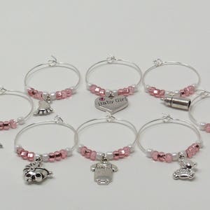 ベビーシャワー用ワイングラスチャーム、女の子用ワイングラスマーカー、ベビーシャワーの記念品、性別発表パーティーの記念品