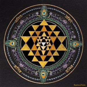 Könnte beinhalten: Ein goldenes Sri Yantra Mandala auf schwarzem Hintergrund. Das Mandala ist von einem dekorativen Rand mit Pfauenfedern, Blumen und dem Wort "Bhakti" in Sanskrit umgeben.