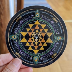 Pegatina Shakti mandala, Sri Yantra, geometría sagrada, símbolo de la Diosa, mantra sánscrito, pegatina redonda 4"x4", impermeable y protección UV