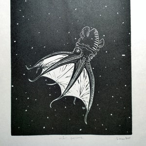 Puede incluir: Una impresión en linóleo en blanco y negro de un calamar con grandes aletas en forma de alas, nadando en un cielo estrellado. La impresión está titulada "under pressure" y firmada "b.morker".