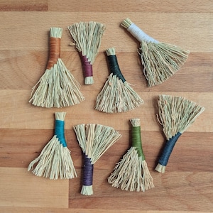 Pequeña escoba de mano con forma de ala de pavo // Miniatura hecha a mano // Herramienta funcional