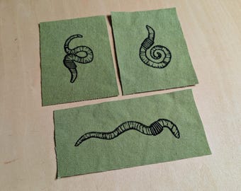 Parches de lombrices de tierra // Estampados en bloque // Lona de algodón verde // Hecho a mano