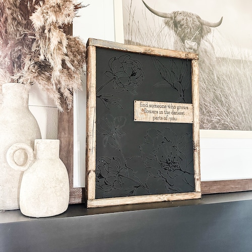 Devis personnalisé en bois | Trouvez quelqu'un qui fait pousser des fleurs dans les parties les plus sombres de vous | Enseigne florale en bois | Plaque en bois gravée | Lettrage 3D