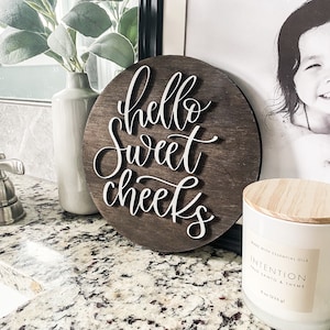 Hola, dulces mejillas / Letrero láser / Letrero grabado / Letrero 3D / Letrero de madera / Letrero de madera / Regalo de inauguración de la casa / Letrero de baño / Baño divertido