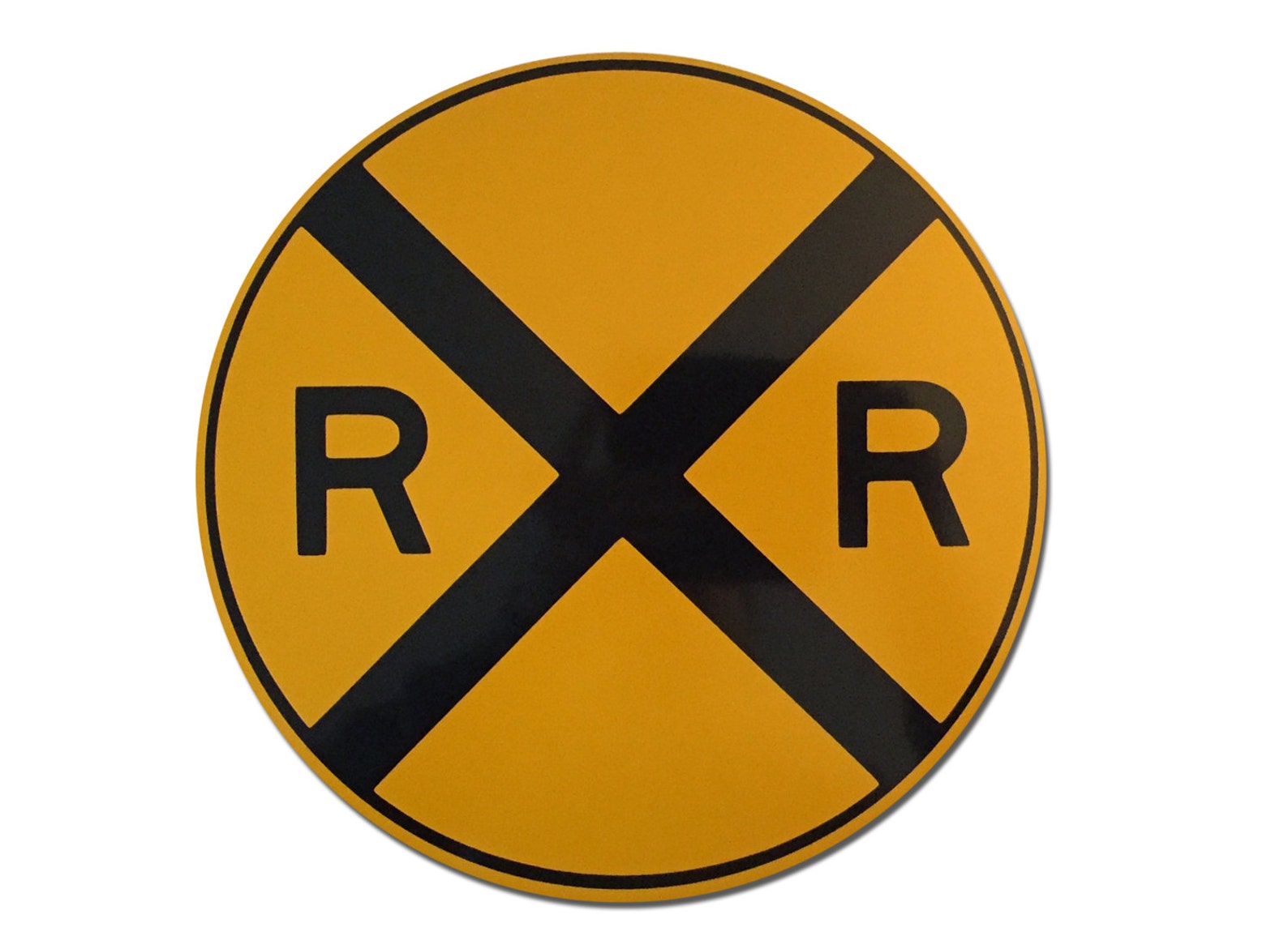 Почему знак желтый. Железнодорожные знаки. Дорожный знак крест накрест. Знак поезд. Железнодорожный знак желтый круг.