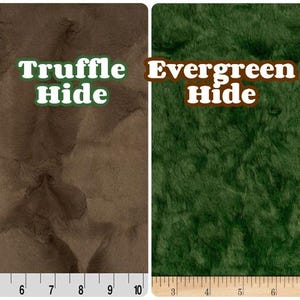 Może przedstawiać: Dwie pr&oacute;bki tkanin, jedna brązowa i jedna zielona, o teksturowanym, futrzanym wyglądzie. Brązowa pr&oacute;bka jest oznaczona jako "Truffle Hide", a zielona jako "Evergreen Hide". Linijki znajdują się wzdłuż dolnej części każdej pr&oacute;bki.