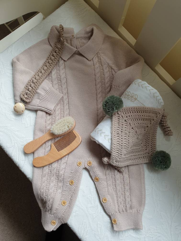 Deluxe Baby Newborn Gift Set Hamper Box Includes Knitted Suit, Muslin ...