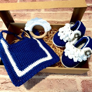 Baby Gift Hamper - Baby Geschenk - gehäkelte Latzschuhe und Beißring, farblich abgestimmt in marine und weiß, kommt mit persönlicher Nachricht Karte