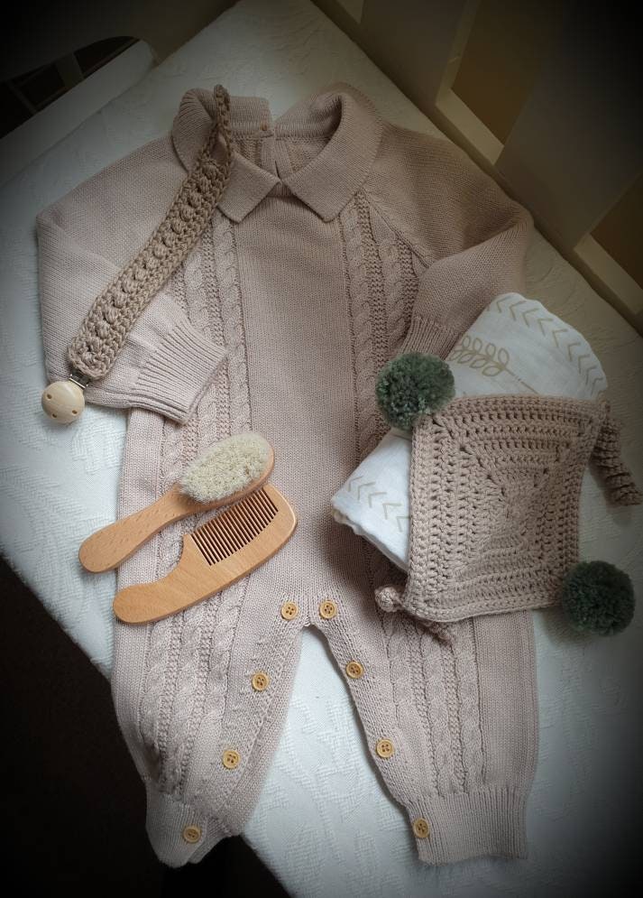 Deluxe Baby Newborn Gift Set Hamper Box Includes Knitted Suit, Muslin ...