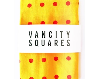 Polka Dot Sunrise - Fazzoletto da taschino giallo fatto a mano con stampa a pois arancioni