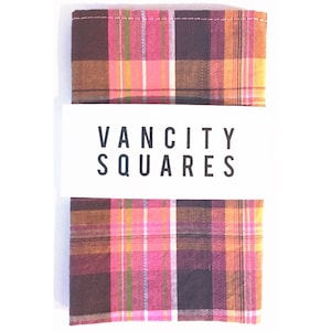 Plaid Safari - Pañuelo de bolsillo rosa y marrón con estampado de cuadros.