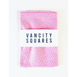 Pinky - Pañuelo de bolsillo rosa con estampado de lunares blancos.