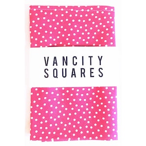 Pinky - Pañuelo de bolsillo rosa con estampado de lunares blancos.