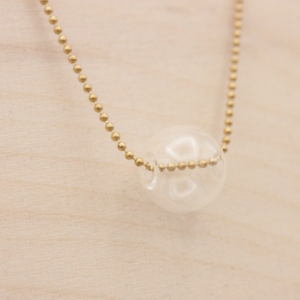 Bubble Halskette aus Messing mit hohem Recyclinganteil und hohler Glaskugel