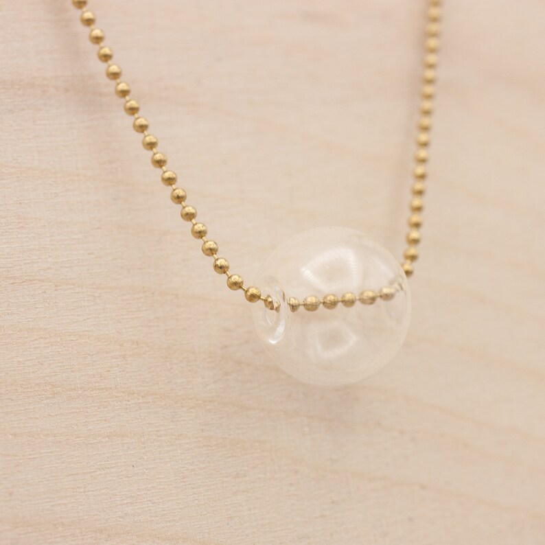 Bubble Halskette aus Messing mit hohem Recyclinganteil und hohler Glaskugel Bild 1