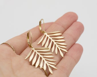 Howea. Nature-inspired earrings made of pure brass with a high recycled content