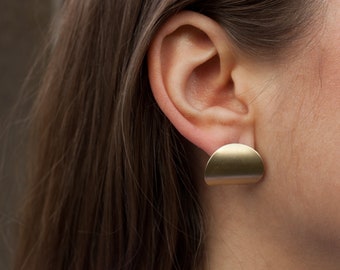 momentum. round ear studs made of brass with high recycled content, handmade