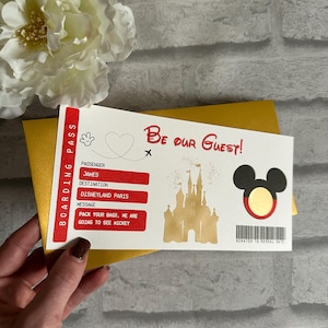 Billet à gratter Disney Boarding Pass à révéler avec enveloppe dorée - personnalisé, Disneyland Paris ou Floride, Soyez notre invité, Noël