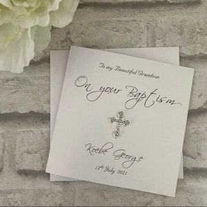 Luxe doop, doop, naamdag gefeliciteerd kaart gepersonaliseerd met kruisversiering met knopen