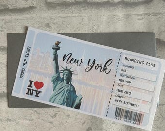 Puede incluir: Una tarjeta de embarque azul y blanca con una imagen de la Estatua de la Libertad. La tarjeta dice "Nueva York" y "¡Feliz cumpleaños!"